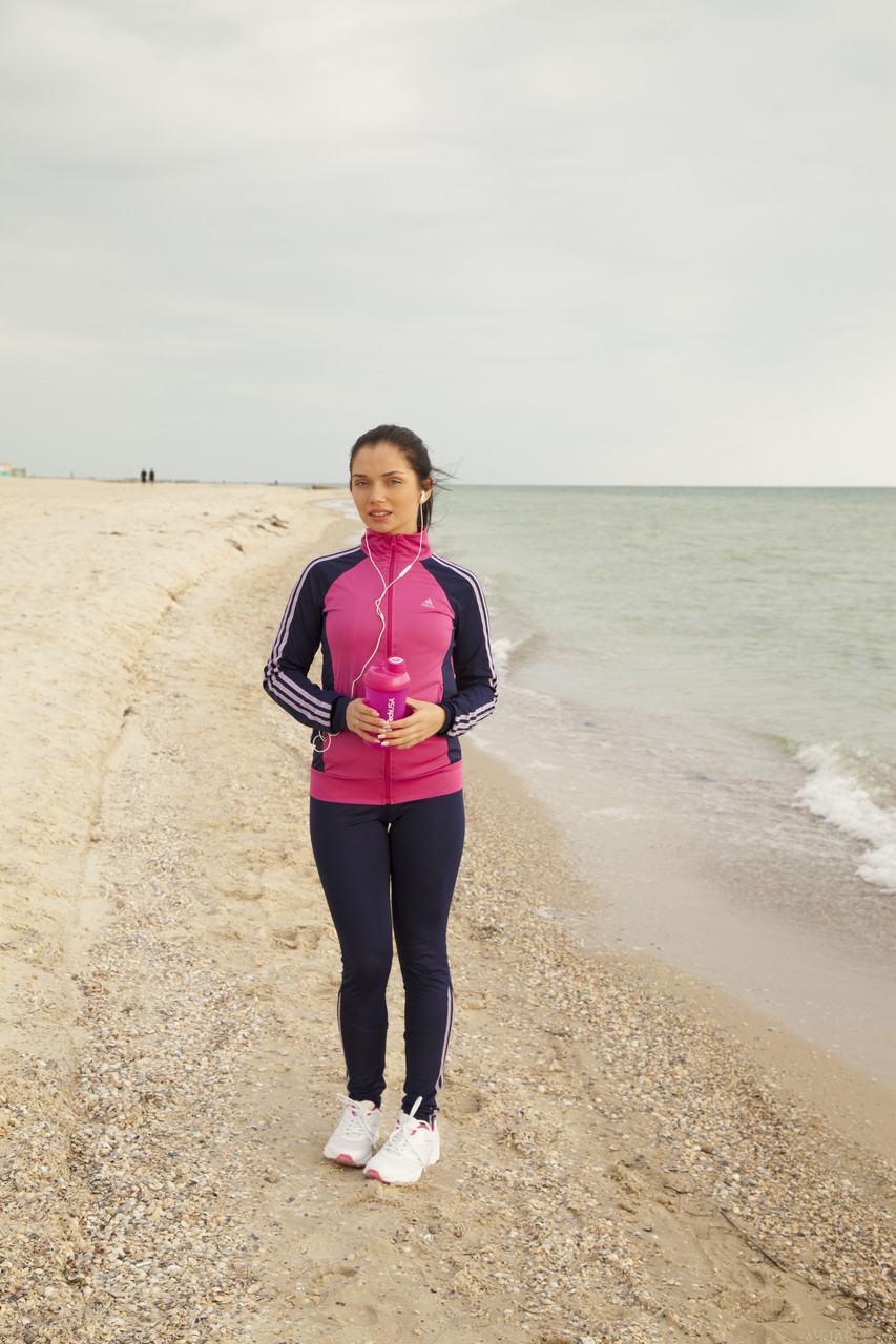 Eselda 在户外展示她的小乳房和剃光的阴部