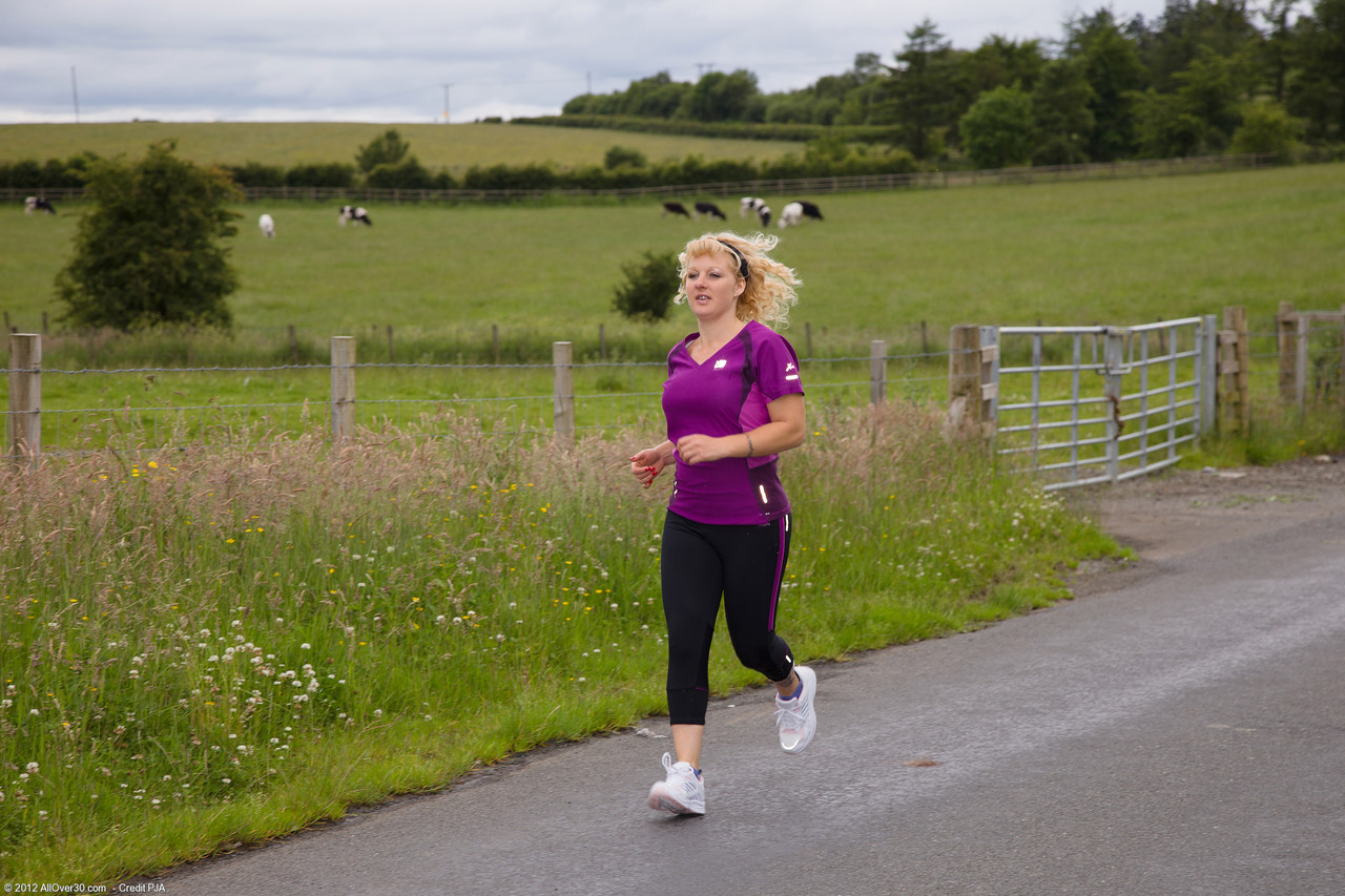 丰满的性感女人Rose Rogue在户外慢跑后脱掉衣服并打开她肥大的阴道