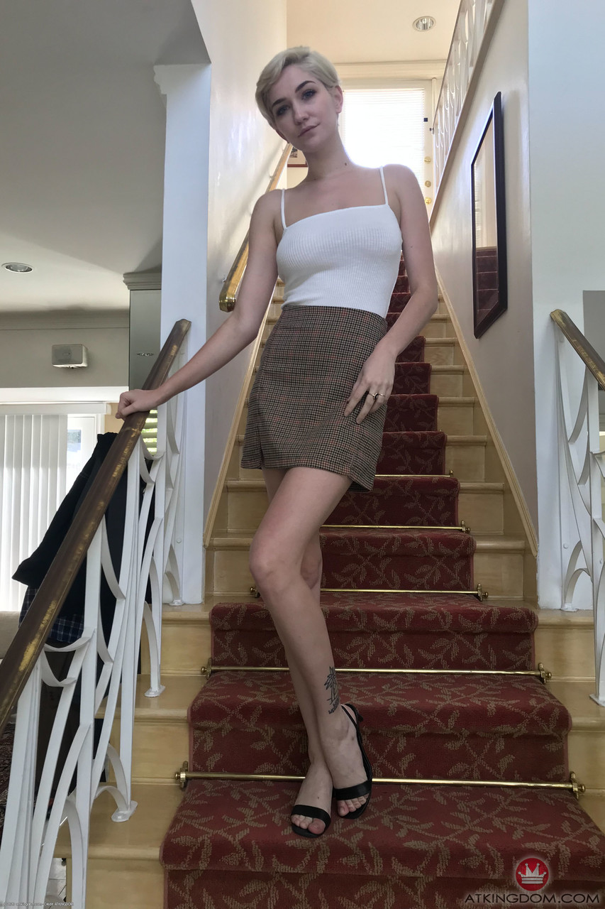 Skye Blue Enthüllt Ihre Großen Titten Und Ihre Leckere Muschi, Süße Kurzhaarige Blondine