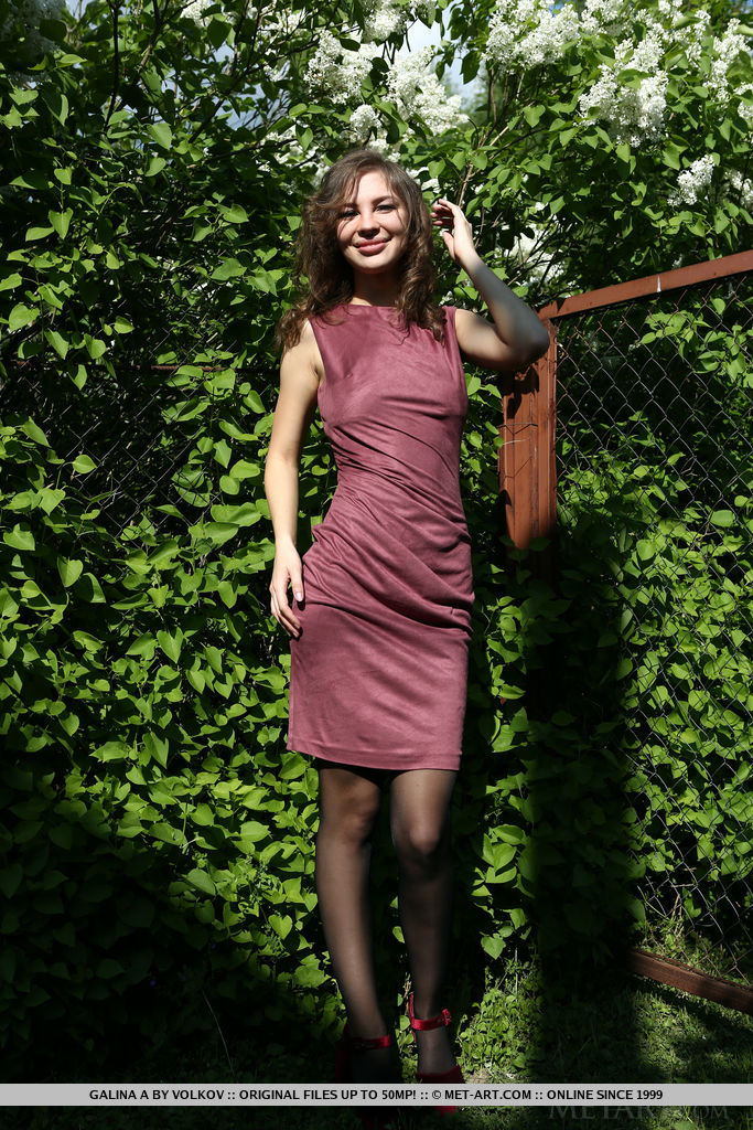 ティーンソロガールガリナAがブラックストッキングまで脱ぐときに美しい胸を明らかにする