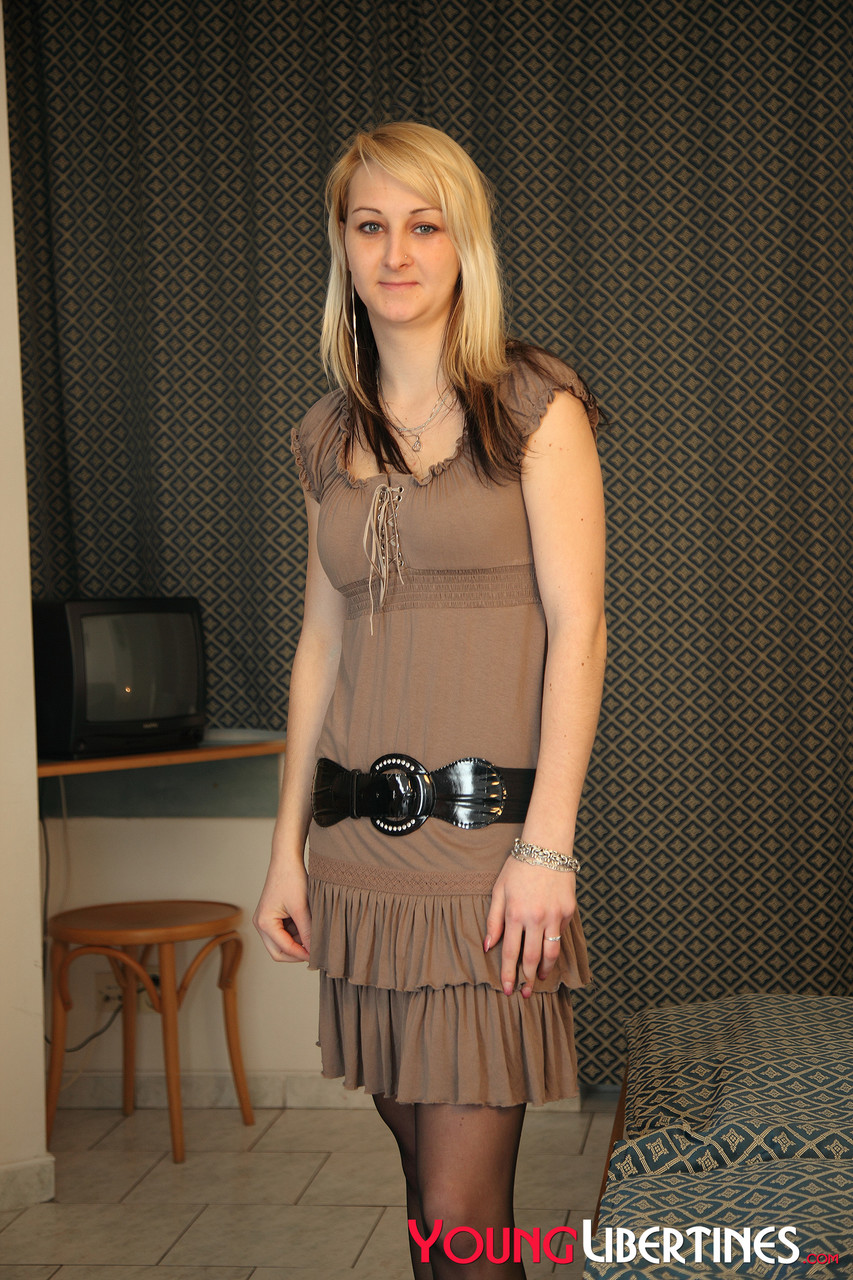 欧洲少女达丽娜在POV中被猛烈操控她的光头屄