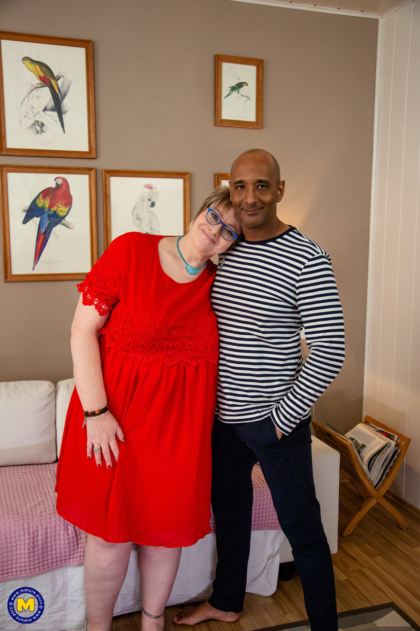 Mollige Reife Frau Mit Kurzen Haaren In Brille Denisa Probiert BBC Und Wird Hart Gefickt