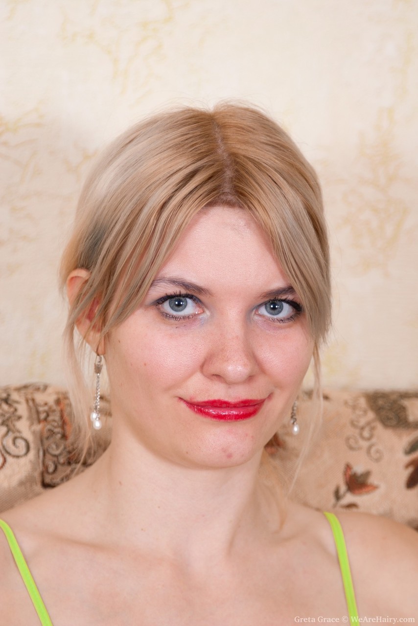 毛深い素人モデルグレタ・グレースがスポーツブラとヨガパンツを脱いでヌードヨガをする