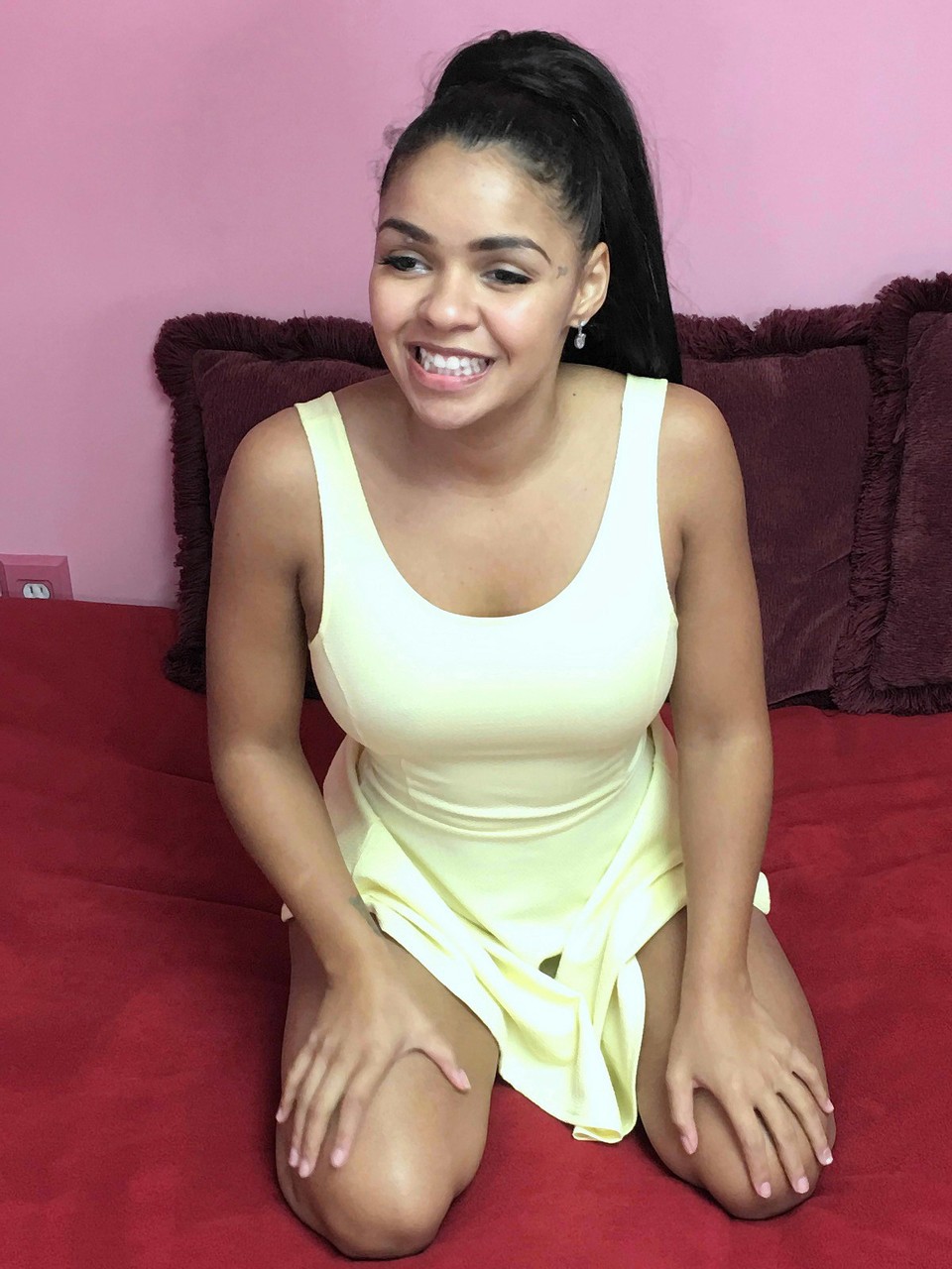 拉丁可爱女孩查莉·查韦斯吮吸粉色玩具然后塞进她的小穴