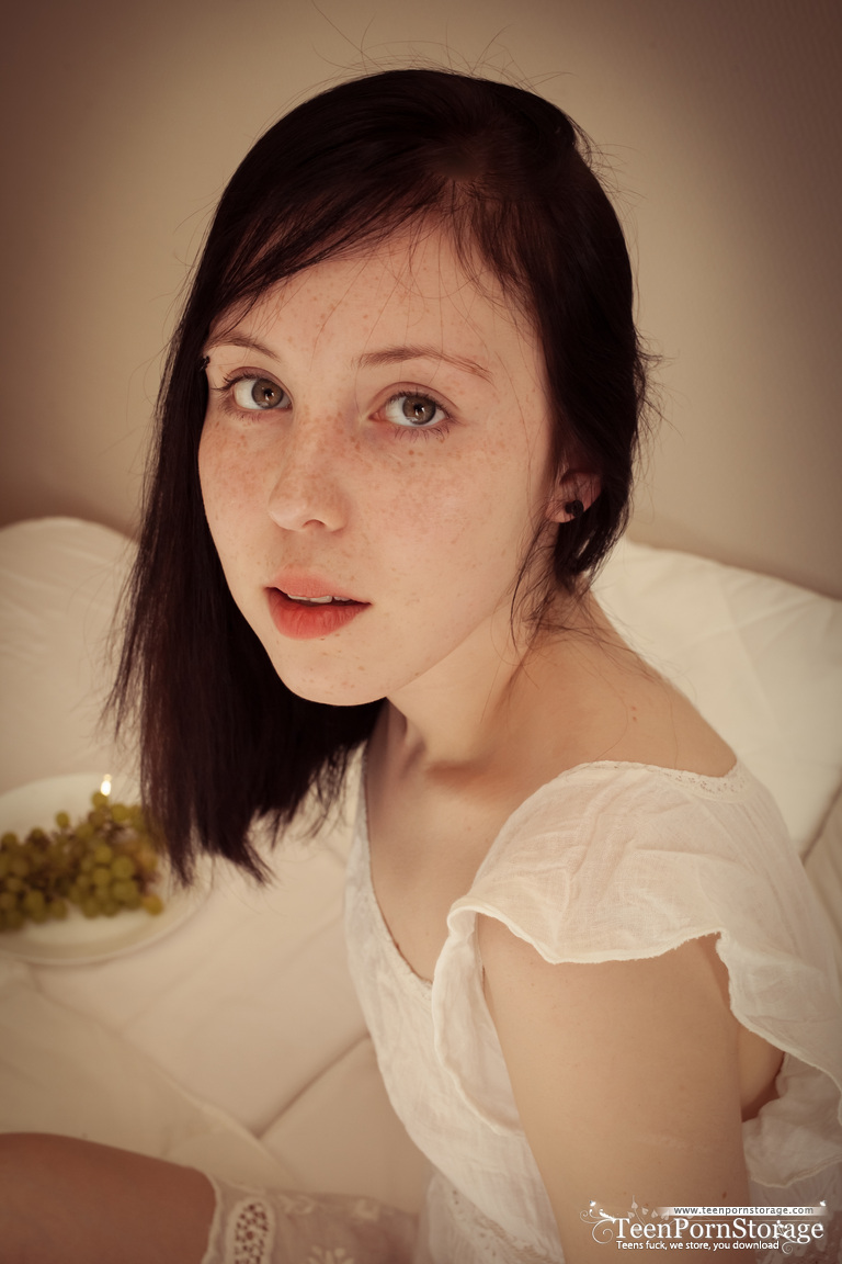 काले नाखूनों वाली पहली बार करने वाली किशोरी अपनी स्वादिष्ट योनि को उंगली से चूहती है