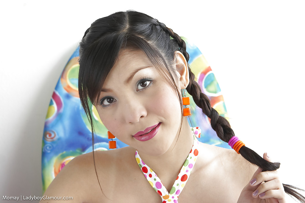 شيميل تايلاندية شابة موماي تتباهى بثديين كبيرين جميلين