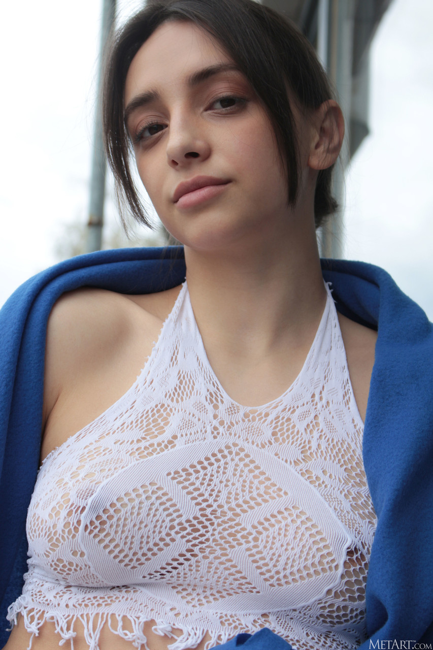 Met Art が Olivia Linz の裸体画像を紹介