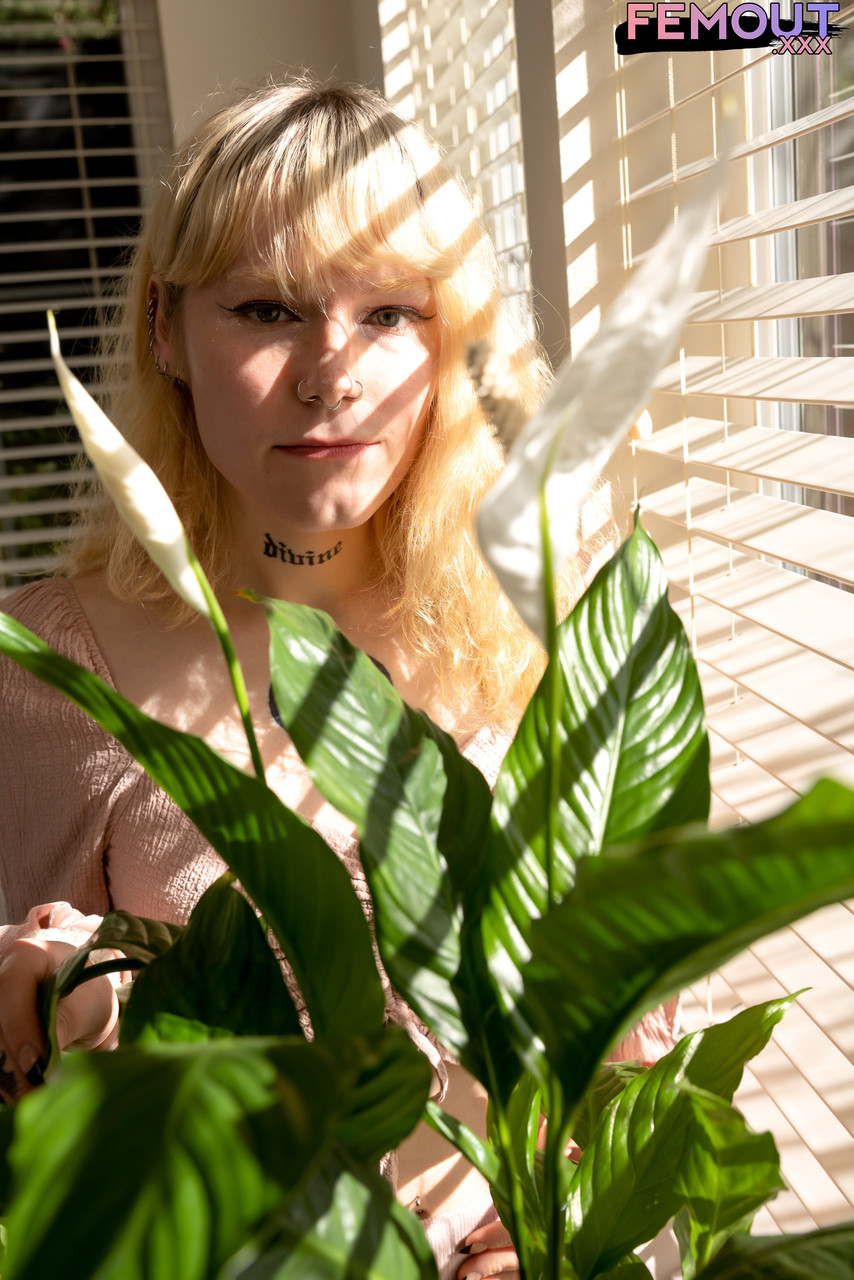 Bella Bunny Blonde Shemale Toys Big Booty And Rubs Hard Dick