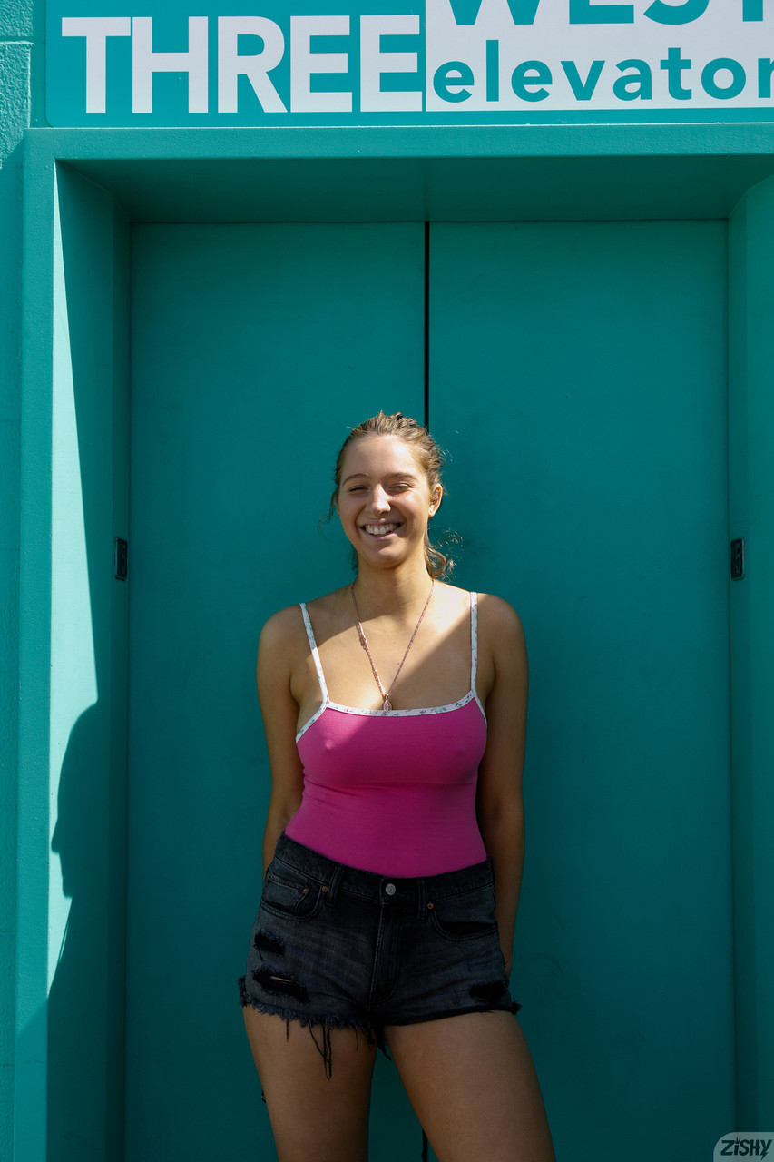 Maddie Crump, Adorable Amatrice Américaine, Expose Ses Gros Seins Et Taquine En Public