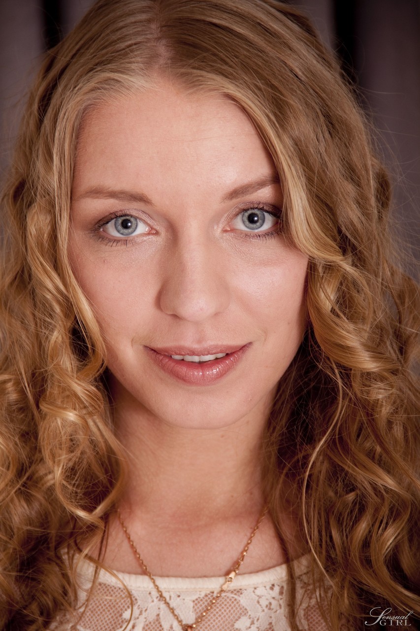 金发白人女孩玛丽卷发披散裸体摆姿