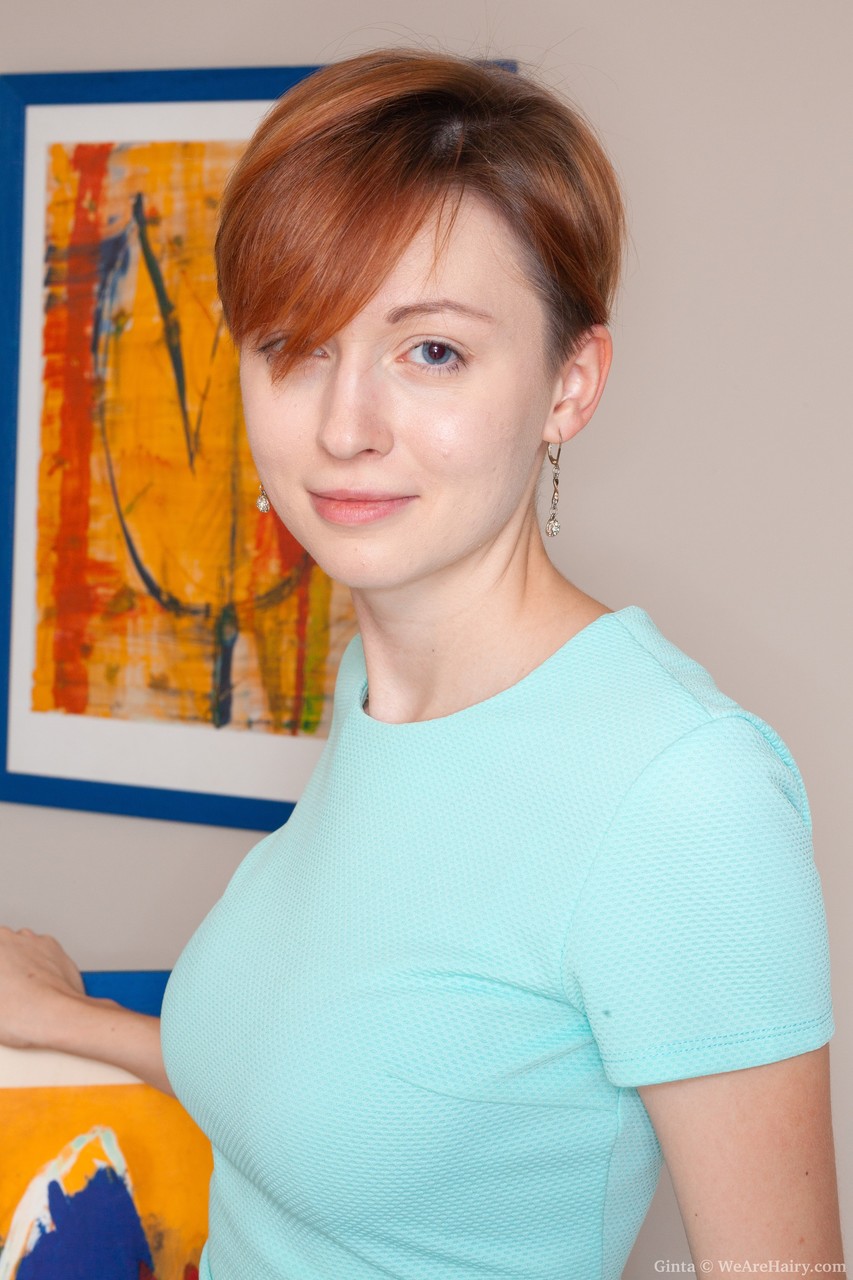 毛发女郎吉塔展示画作并展现她下体