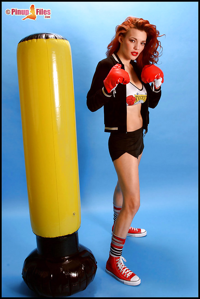 Ruiva De Shorts Exibe Corpo Gostoso E Peitos Grandes