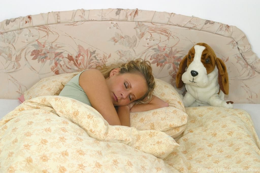 金发雷琳·理查兹脱衣并炫耀她的大胸部