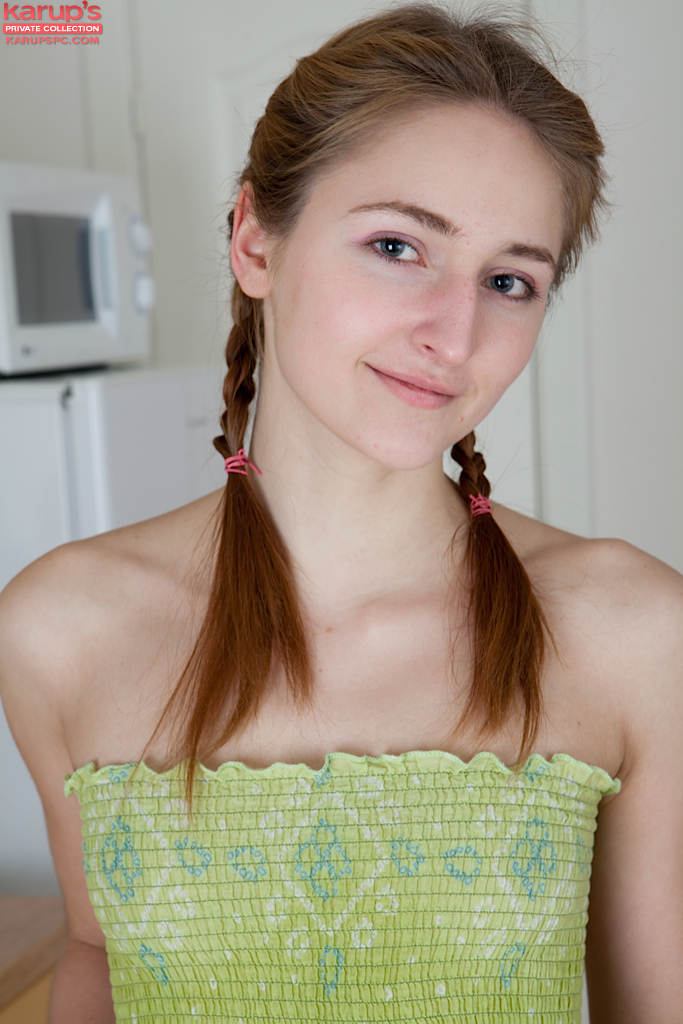 الشابة ديسي ذات الضفائر تستمني كسها المشعر عن قرب