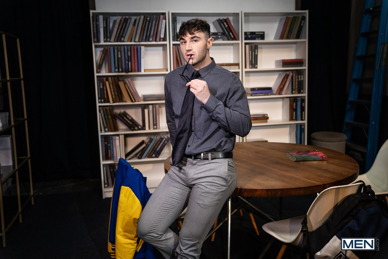 الشاب المثلي تروي دين ينيكه الأستاذان مايكل بوسطن وفين هاردينغ