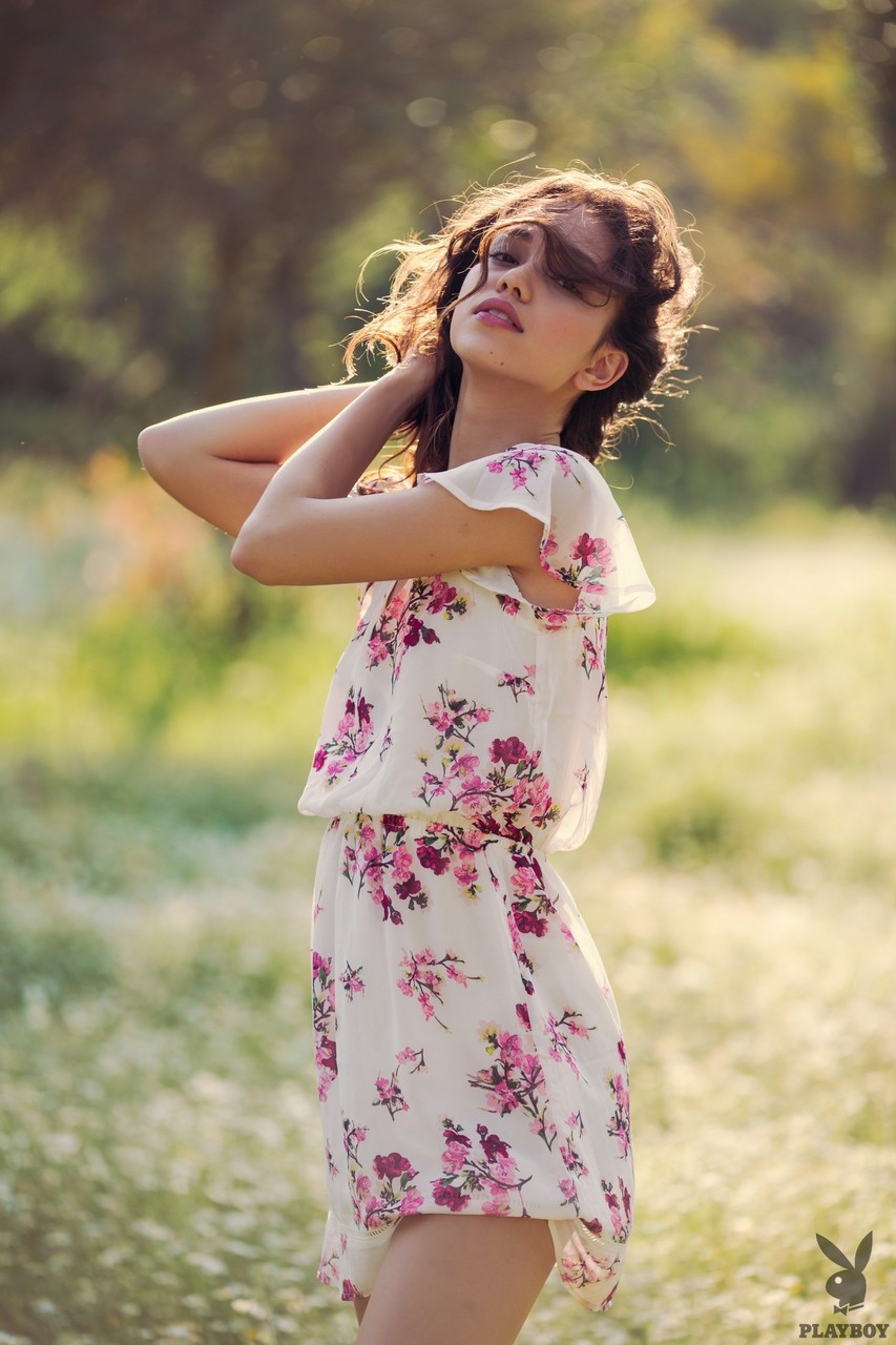 フィリピン美女 Kit Rysha が野外で脱衣して小さな胸を見せる