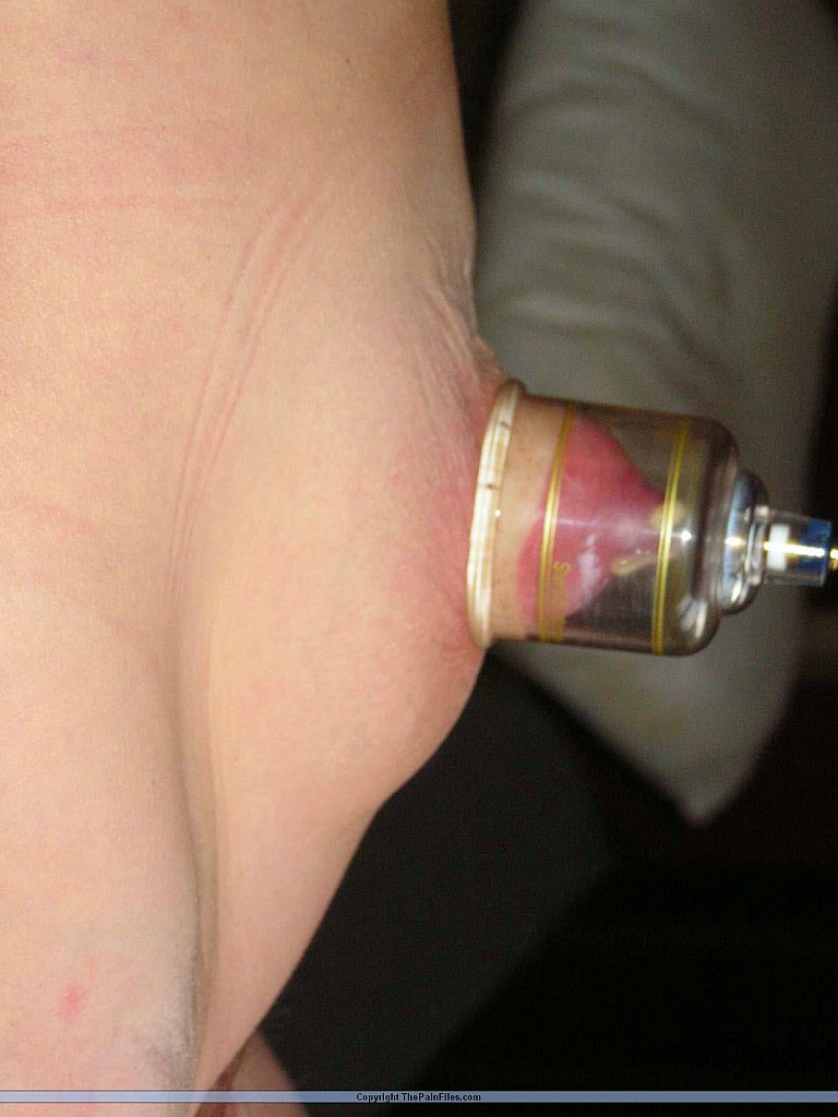 Esclava Del Dolor Con Venda En Los Ojos Recibe Tortura En Los Pezones Mientras Está Restringida