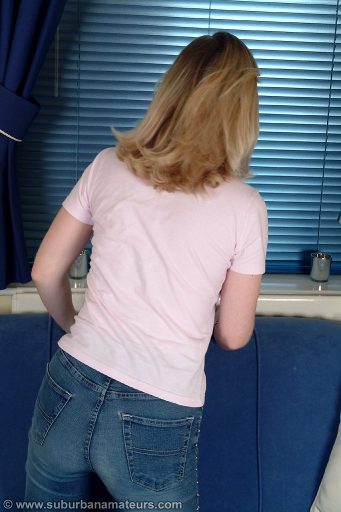 كلاير ج, جميلة أوربية, تمارس العادة السرية حتى النشوة على الأرائك