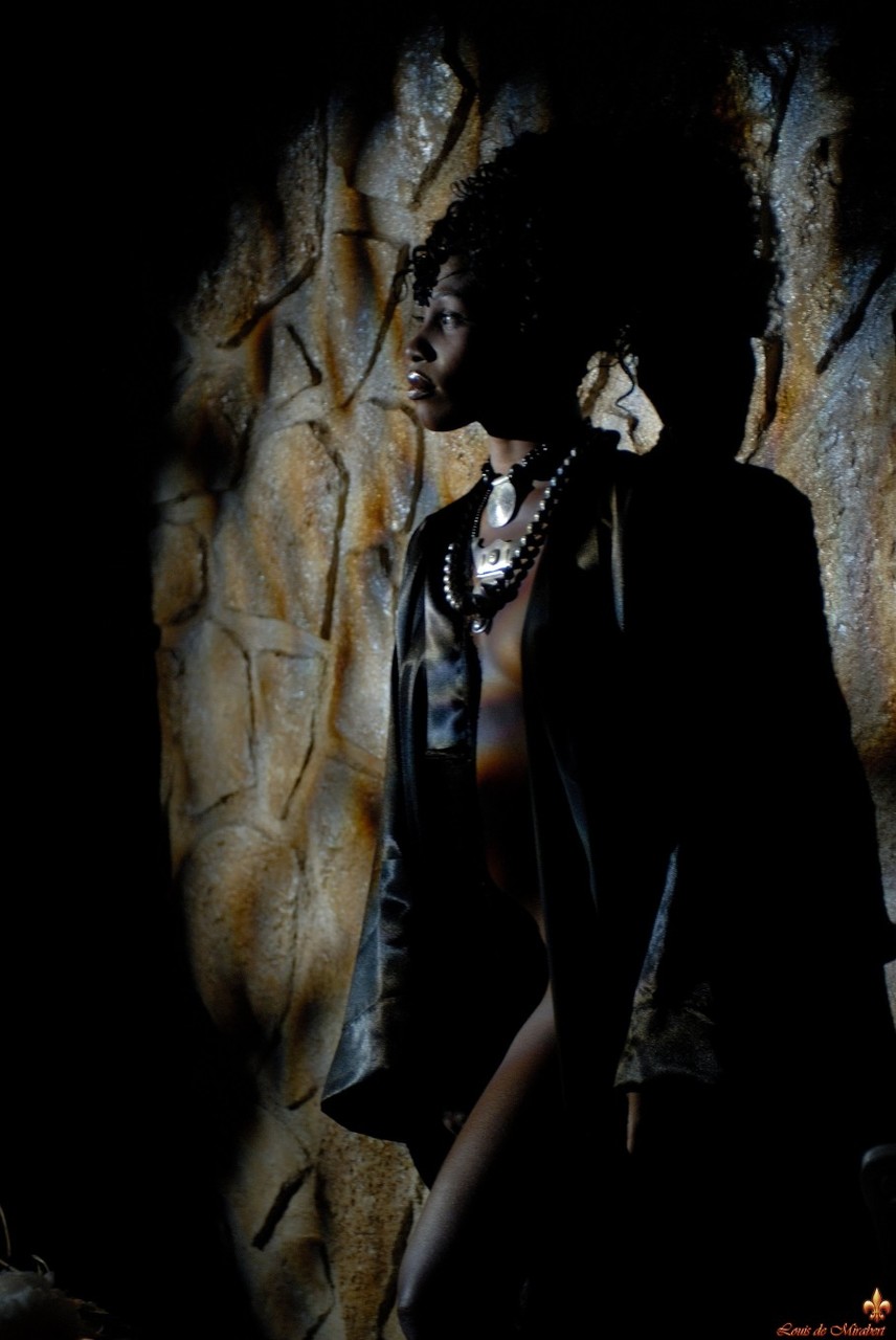 Ebony Babe Maeva Bathtub Nude Under Dim Light