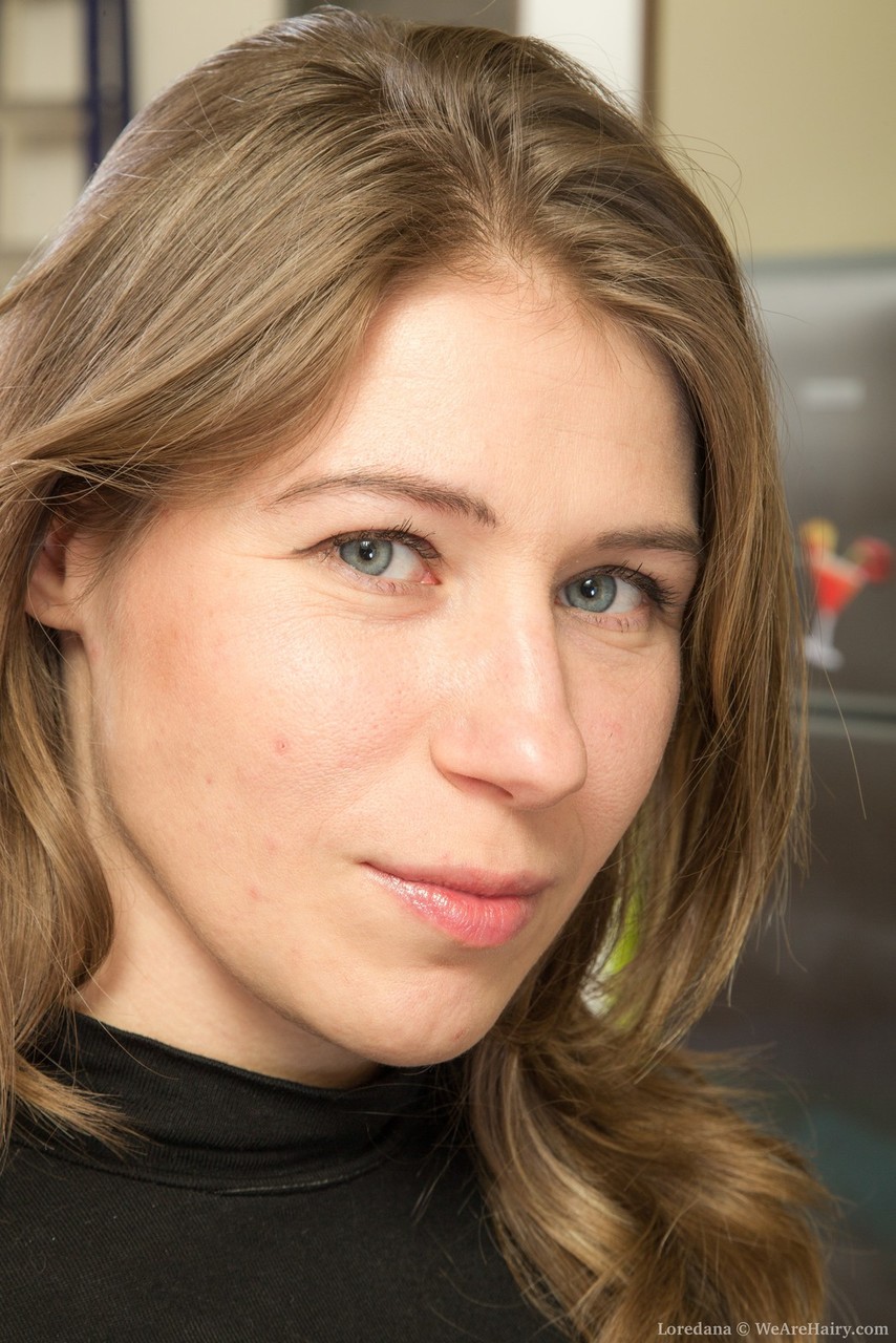 年轻的Loredana给邻居的儿子手淫并性交