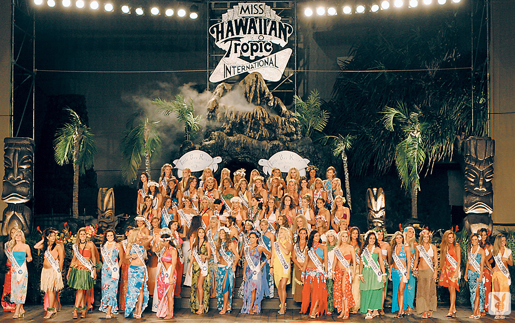 عارضات مجلات ساخنات يرفعن صدورهن الكبيرة في أجواء مثيرة