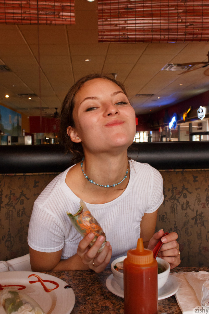 Petite Heaven Starr Taquine En Remontant Son Short Et Montrant Ses Fesses