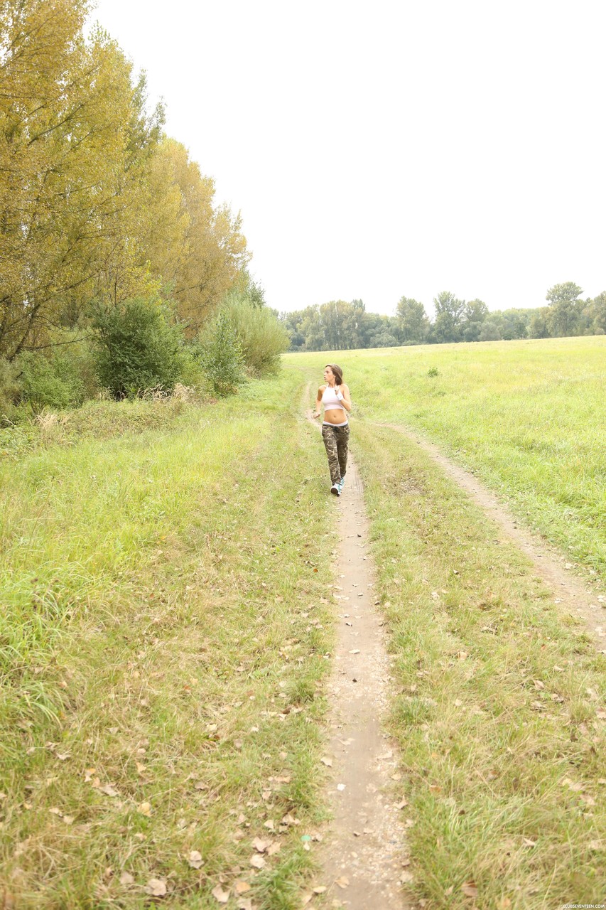 ثلاثي في الهواء الطلق مع مراهقة ذات نهود كبيرة تتلقى اختراقاً مزدوجاً وقذفاً على وجهها