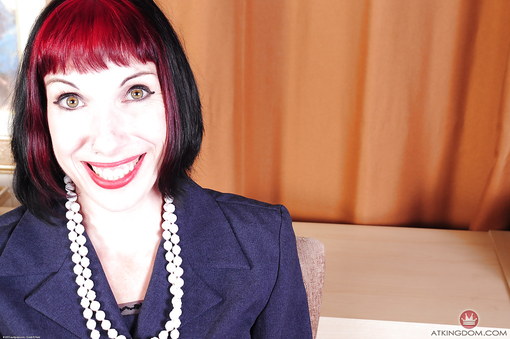 アリス・ポーター: 貴重な熟女スラットがカメラの前で裸になり興奮する