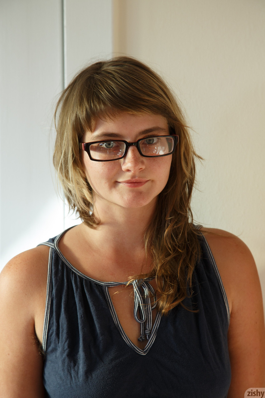 टिपर ब्रैनन अपने गोल चूतड़ और झांटों भरी चूत दिखाती है