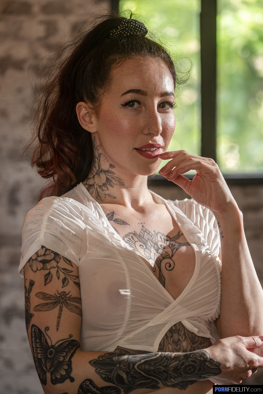 タトゥー入りの淫乱女エスルナ・ラブ 偽乳とトリムされたマンコをソロで披露