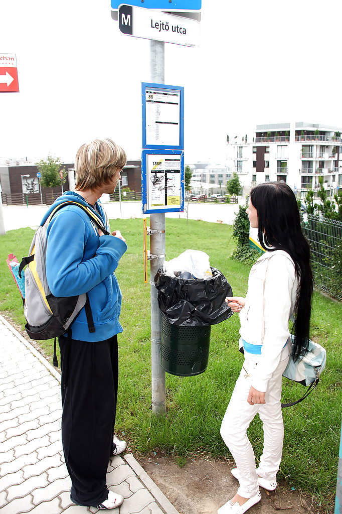 Adolescente Vadia Ao Ar Livre Tira A Roupa E Recebe Pau Em Seu Cu Apertado