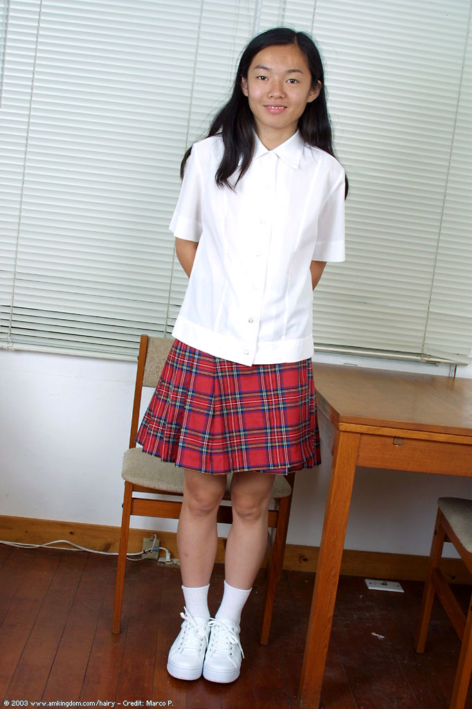 Азиатская Новичок Тиффани Снимает Школьную Форму Для Обнажённой Позы