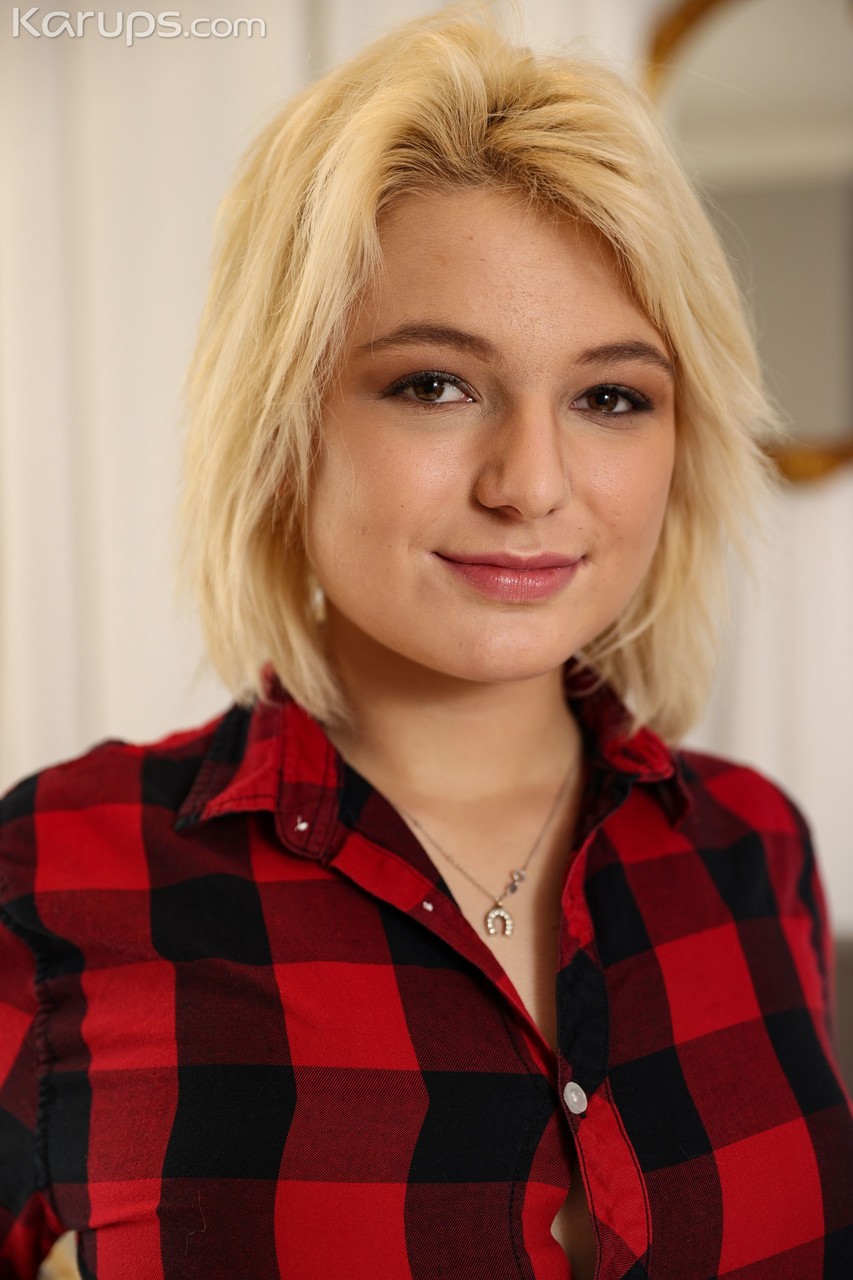 Vanessa Queen تُظهر ثدييها المتوسطين وتفتح فلقتيها