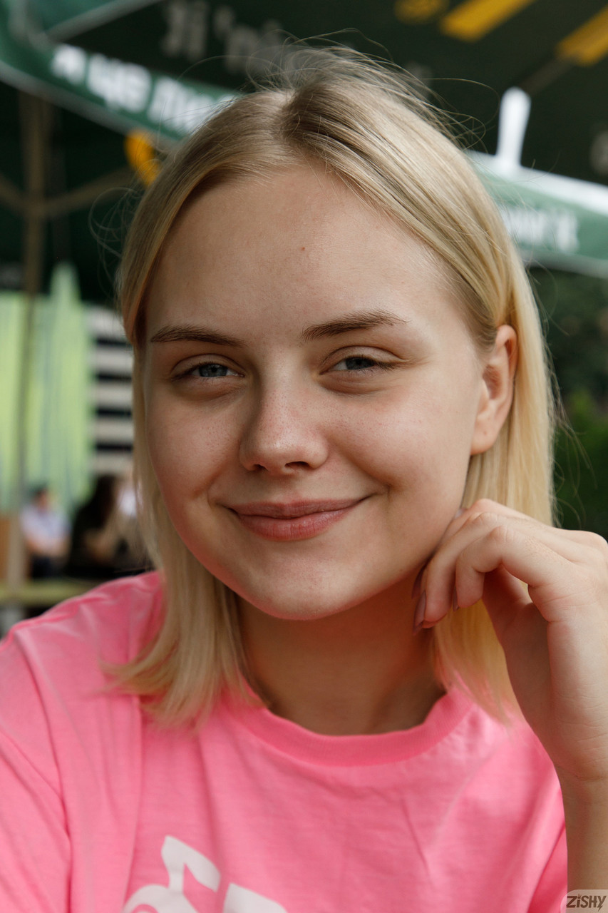 हॉर्नी एमेच्योर बेब एमिली क्यूटी अपनी मजबूत गांड और प्यारे चूचे अकेले में दिखाती है