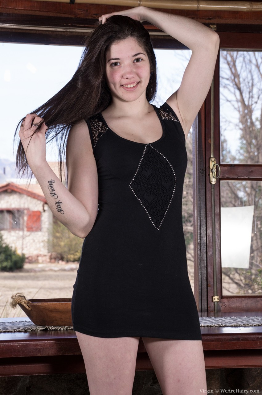 شقراء مبتدئة عذراء تظهر صدرها المستدير وفرجها الشائخ في сольو