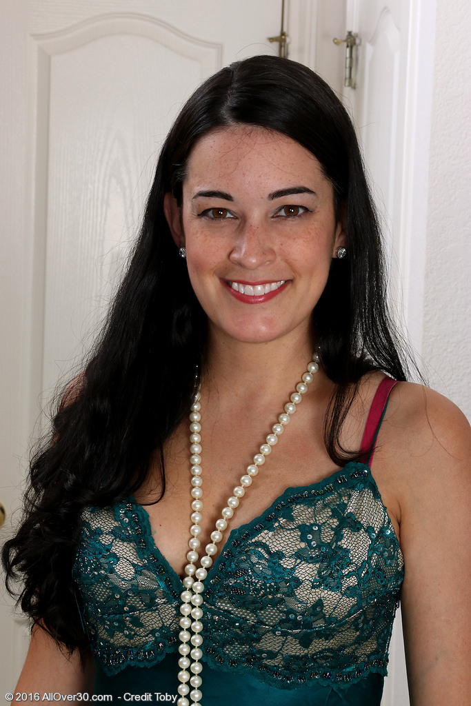 Темноволосая Nyla Parker Раскрывает Красивые Груди, Жаркую Попу И Волосатую Пизду