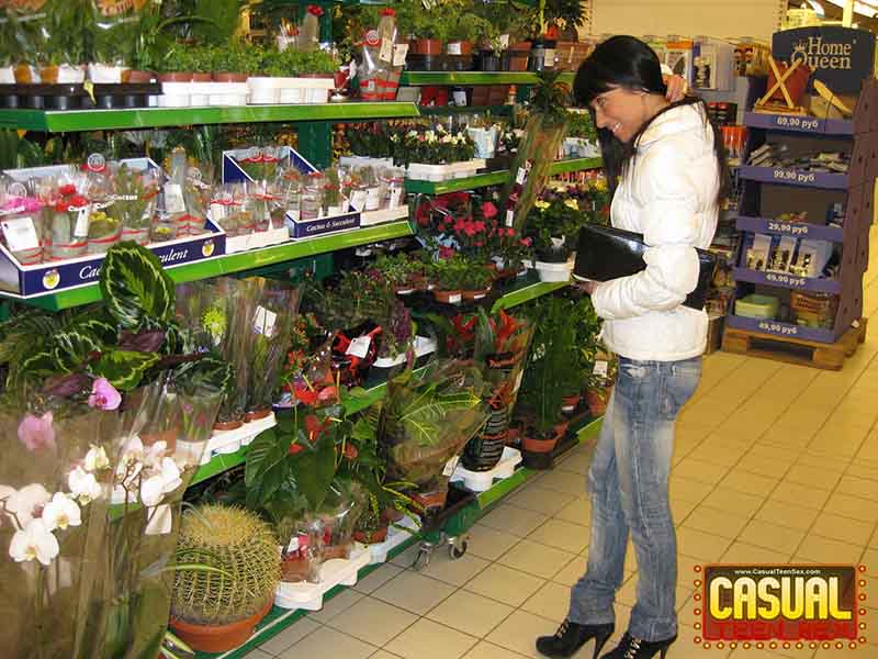 店の後にソファでハメられる拾ったティーン