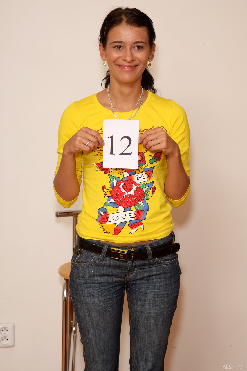 甜美业余少女Viky Day在试镜中展现她的魅力