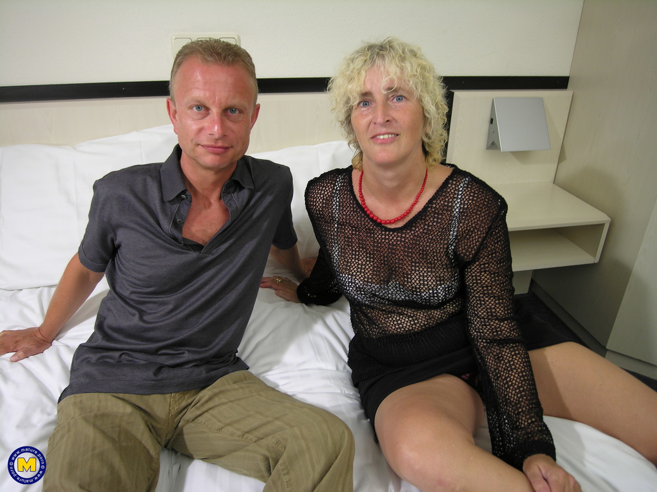 الشقراء الشهوانية فيمكي تحصل على فرجها يداعب قبل الجنس القوي على سرير