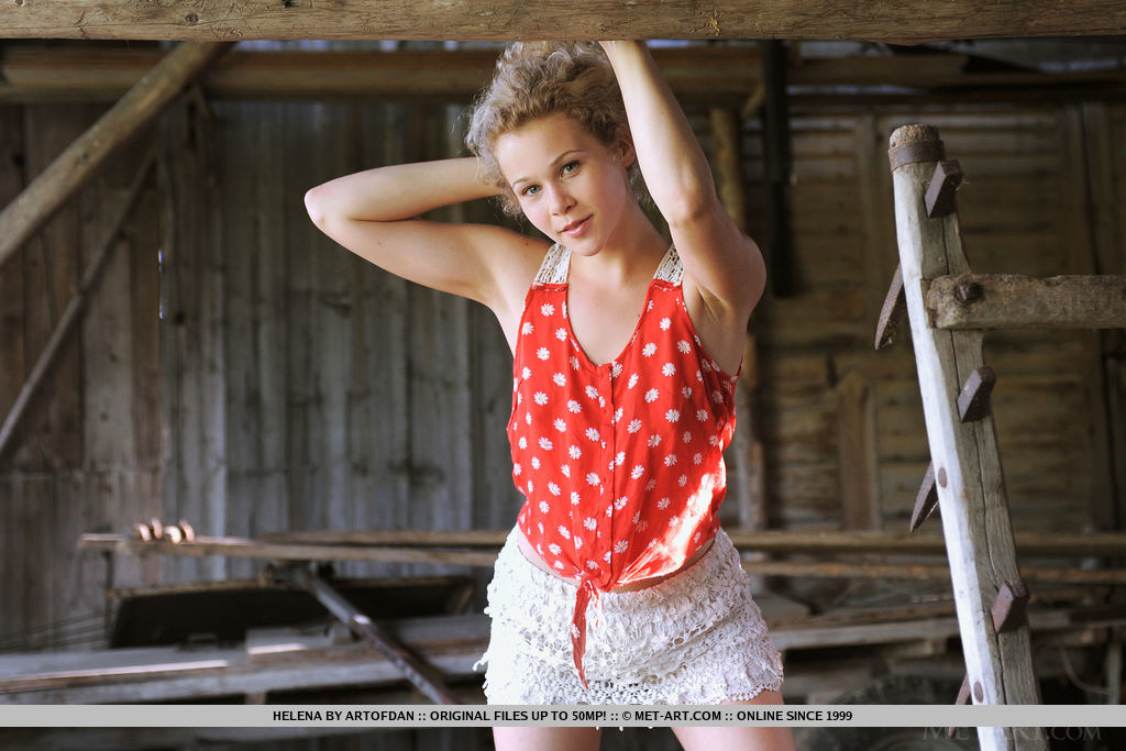 裸のドイツ人ティーンヘレナが古い納屋でカーリーヘアでポーズ