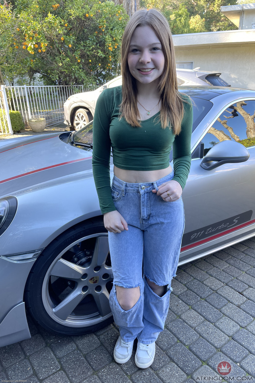 الهاوية أدريانا جايد تُبرز مؤخرتها الجذابة وكسها المشعر