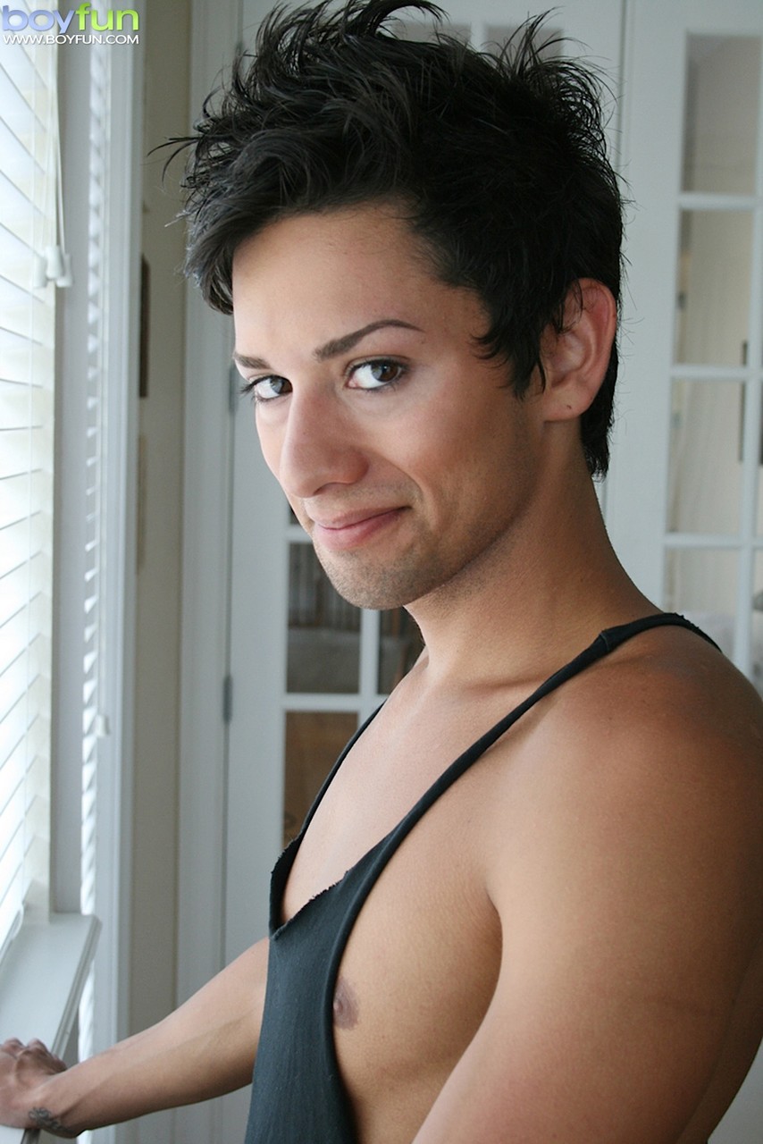 迈克尔·莫斯卡托 完全勃起的阴茎 性感年轻男孩 脱光衣服