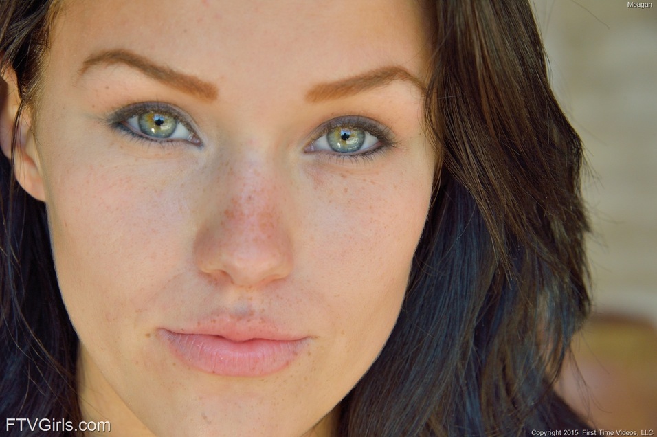 美しいブラUNET少女が膣を広げて、指を肛門に入れる