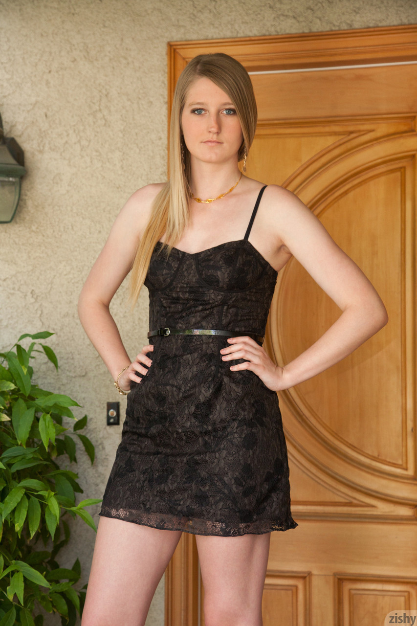 ティーン彼女サマー・カーターがゆっくりとドレスを脱ぎ、ピンクの下着を披露