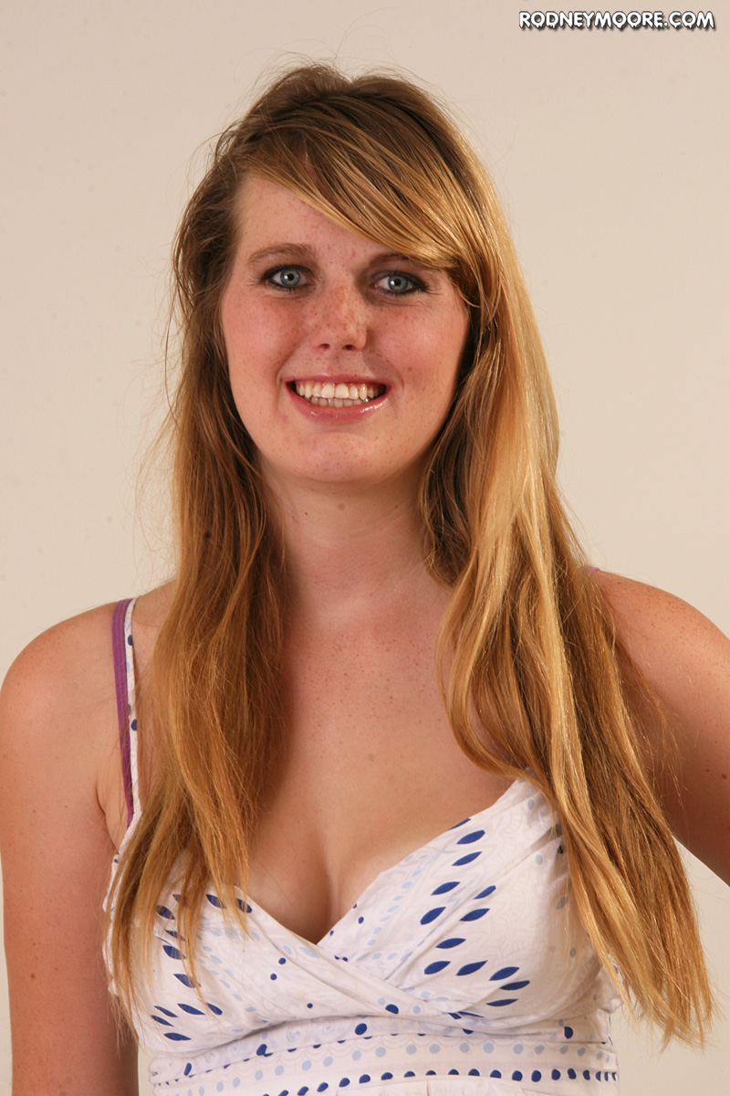 शौकिया एम्मा ऐश तीव्र सेक्स से पहले बड़ी गांड दिखाती है