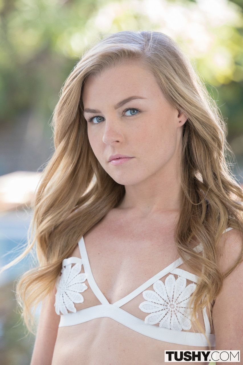 ऑल-नेचुरल ब्लॉन्ड निकोल क्लिटमैन परफेक्ट हेड देती है और एनल बैंग पाती है