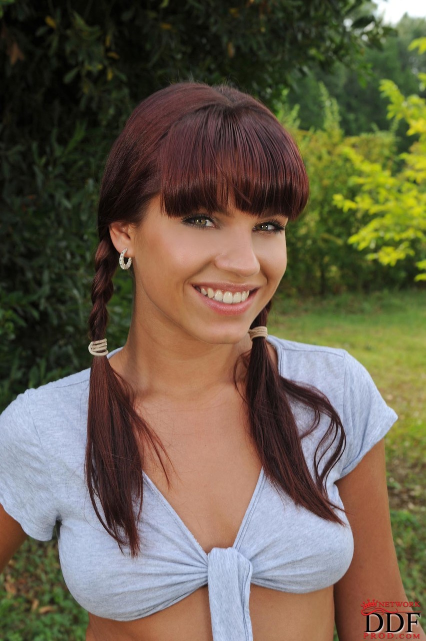 三人の官能的な女の子が、足指吸いフェチと膣おもちゃ遊びでピクニックを楽しむ