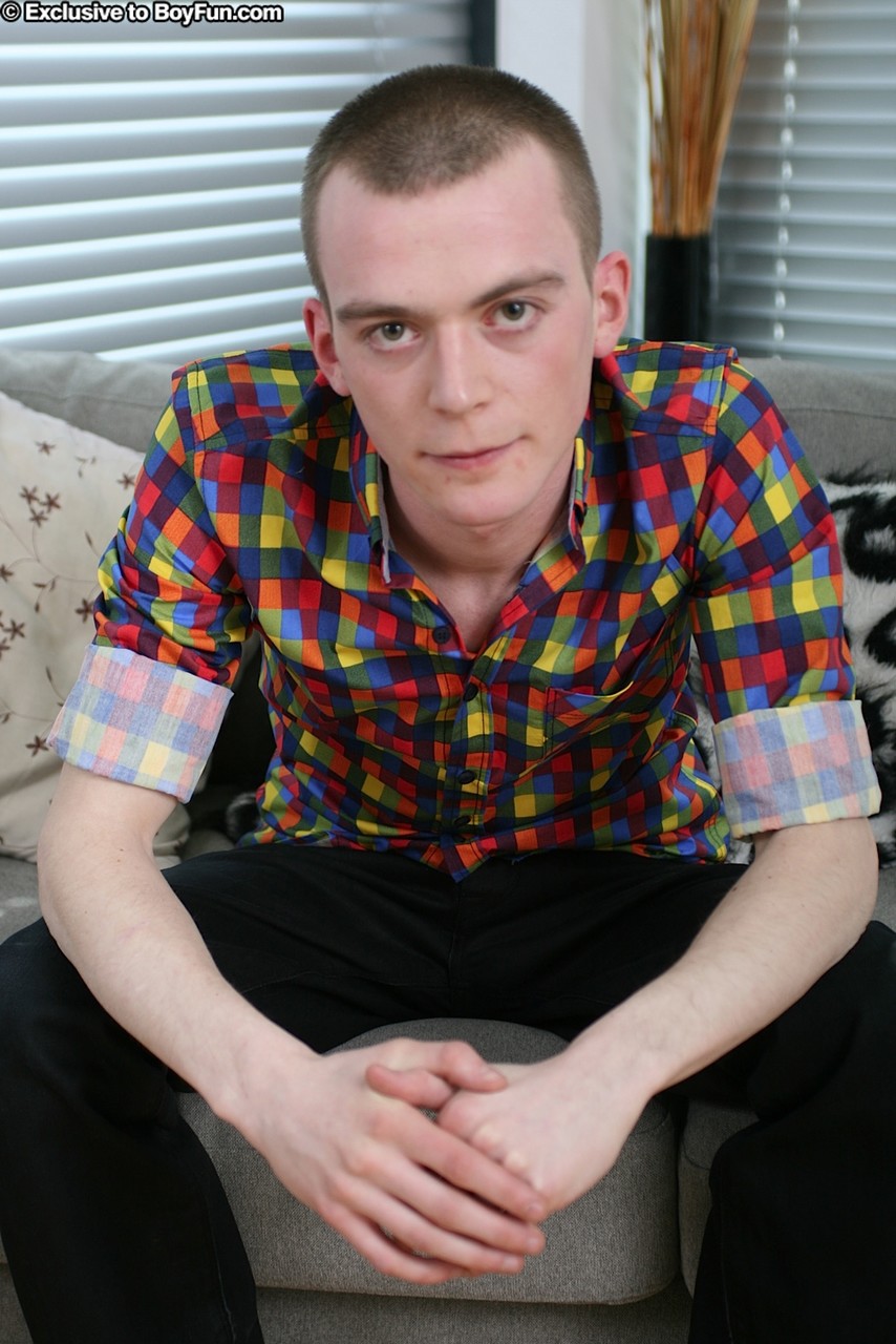 مايكي برايس: شاب مثلي قصير الشعر يستمني زبه