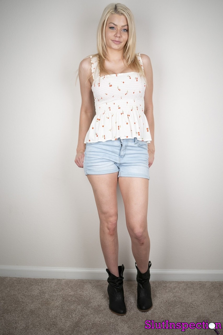 رايلي ستيل تتأنق بإثارة في توب أبيض وشورت جينز