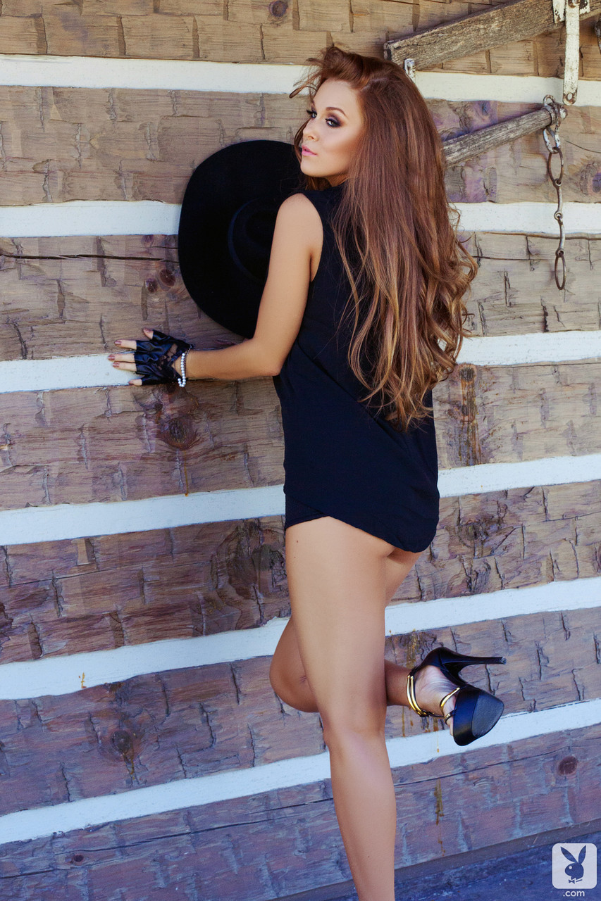 Leanna Decker 玩偶在小屋外炫耀长腿和大胸